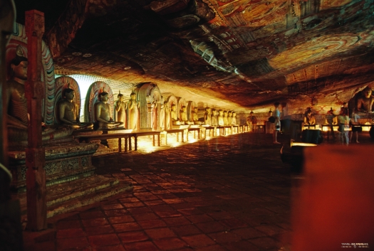 Stehende und sitzende Buddha-Statuen Dambulla Sri Lanka