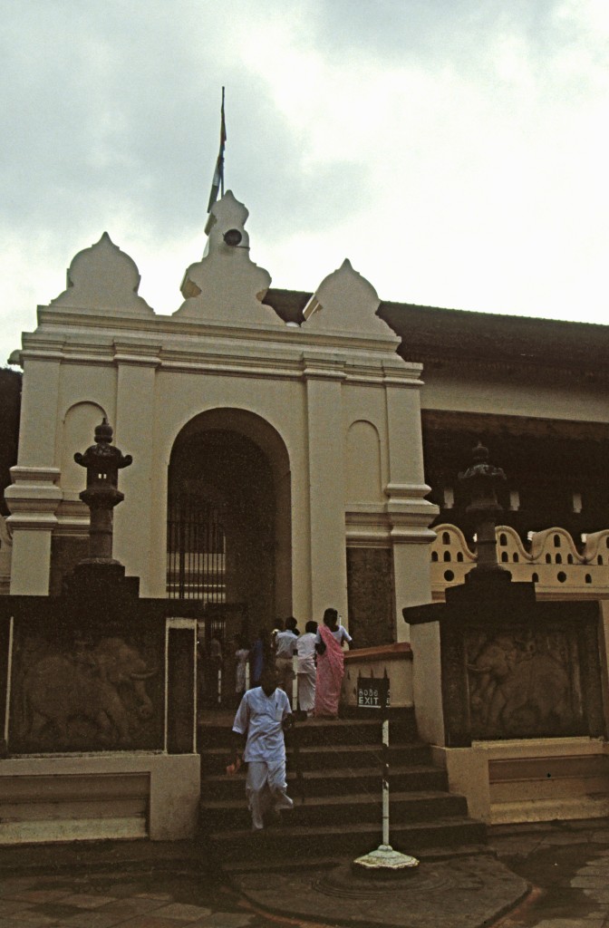 Tempelausgang Kandy Zahntempel Sri Lanka