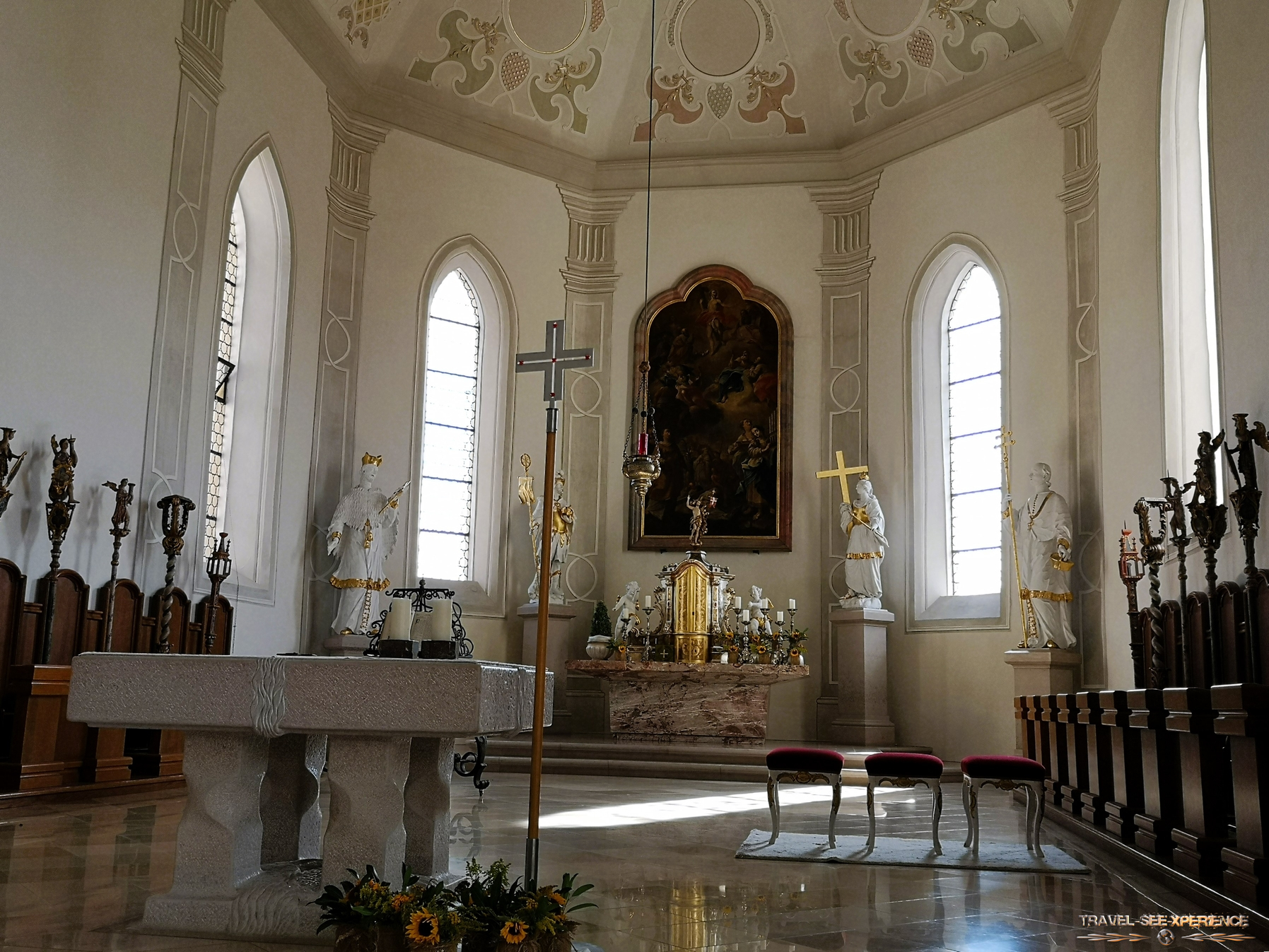 Chor Stiftskirche Horb am Neckar. Die im Chor befindlichen Statuten stellen Nepomuk, Heraklius, Helena und Borromäus (v.l.n.r.) dar.