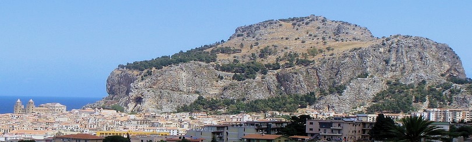 Rocca di Cefalù mit Stadt im Vordergrund Sizilien Italien